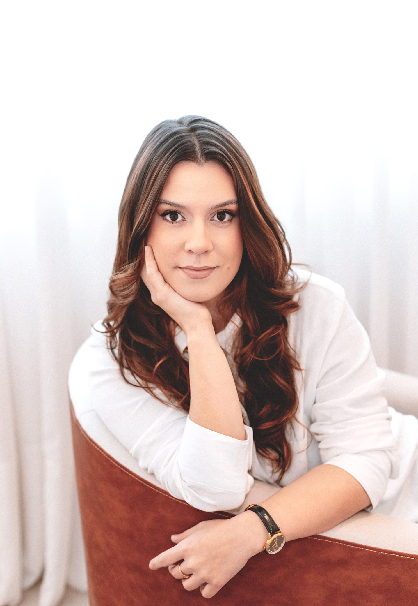 Ana Flávia Chiapetti, psicóloga — sentada em seu consultório com expressão acolhedora